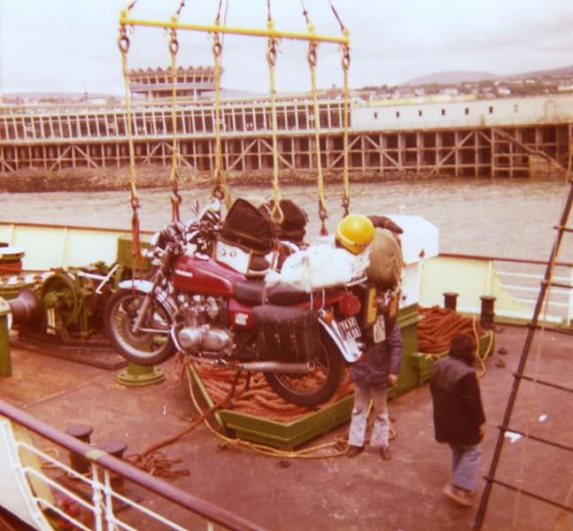 Les motos des potes ! pas de ferry à l'époque...
