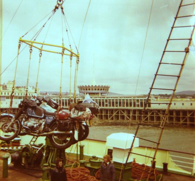Ma BMW R90 dans les airs à l'arrivée à Douglas !